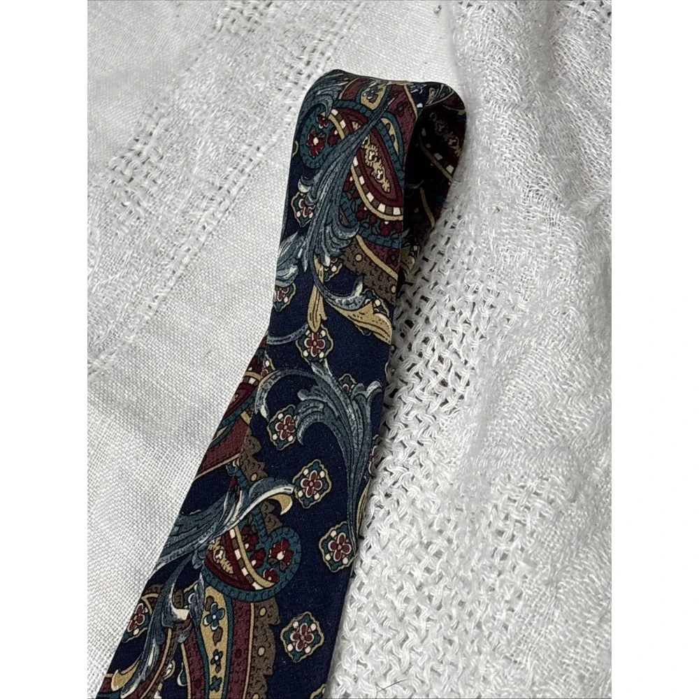 Disney Originals Men's Tie Mickey Mouse Paisley 100% Silk 3.75